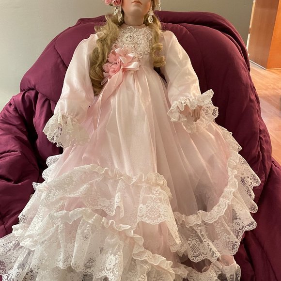 "CHERIE" PORCELAIN DOLL BY WORLD FAMOUS DOLL DESIGNER RUSTIE - Picture 3 of 10